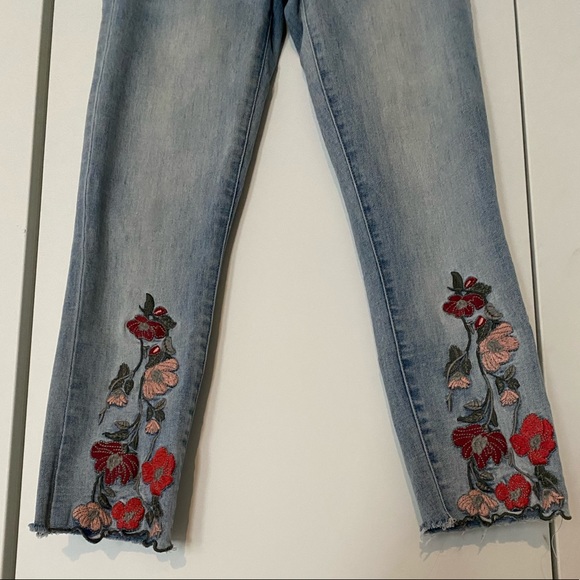 Guess Cropped Jeans - Picture 2 of 6